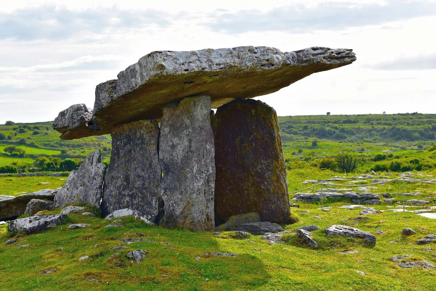 StockMM_Pixabay_Ireland_The Burren_tomb-2405547_1920.jpg