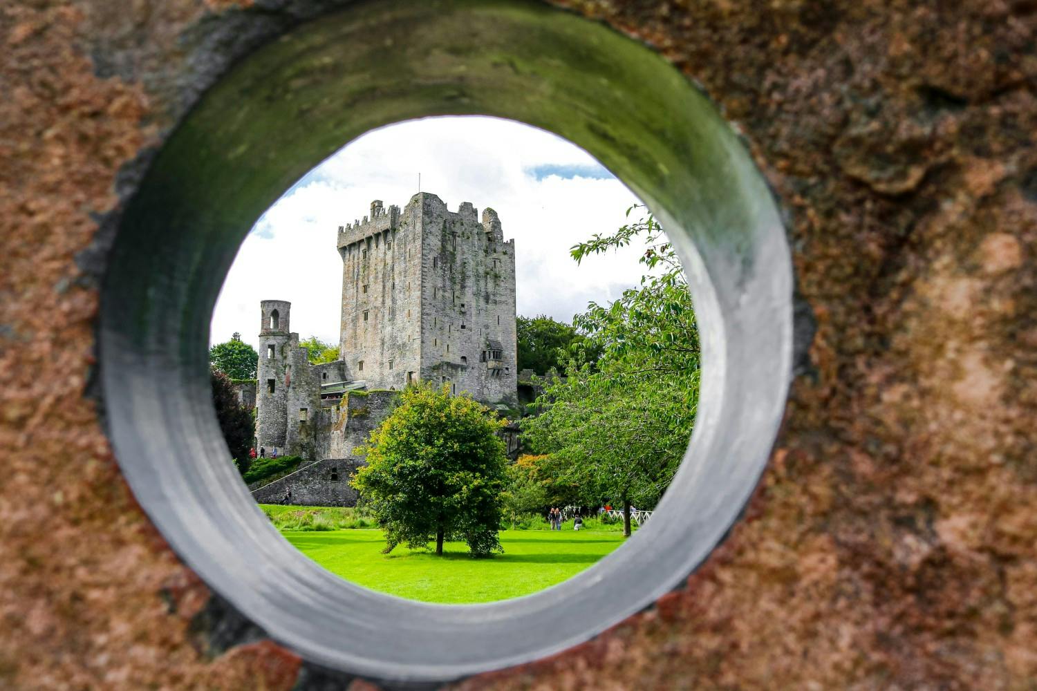 StockMM_UnSplash_Ireland_Blarney Castle_dahlia-e-akhaine-3wzVBtvv0SY-unsplash.jpg