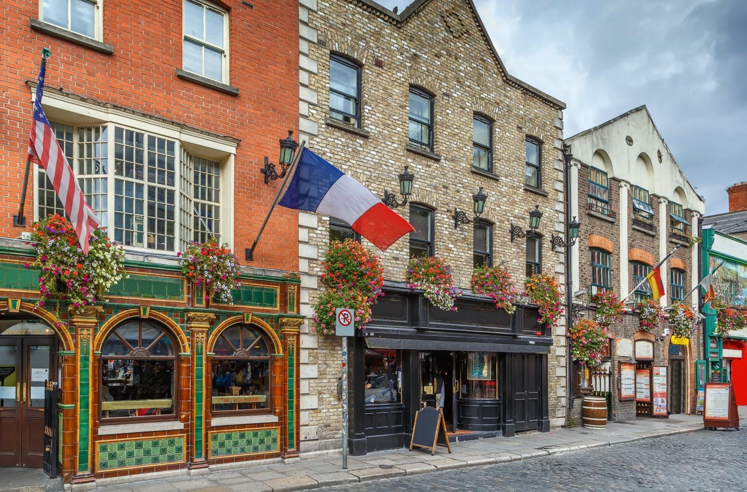 AodbeStock_Ireland_Dublin, Temple Bar Street_AdobeStock_265205859.jpeg