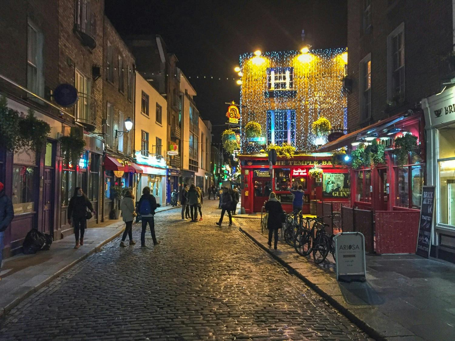 StockMM_UnSplash_Ireland_Dublin by Night_marco-ten-donkelaar-tTolSho3tBY-unsplash.jpg