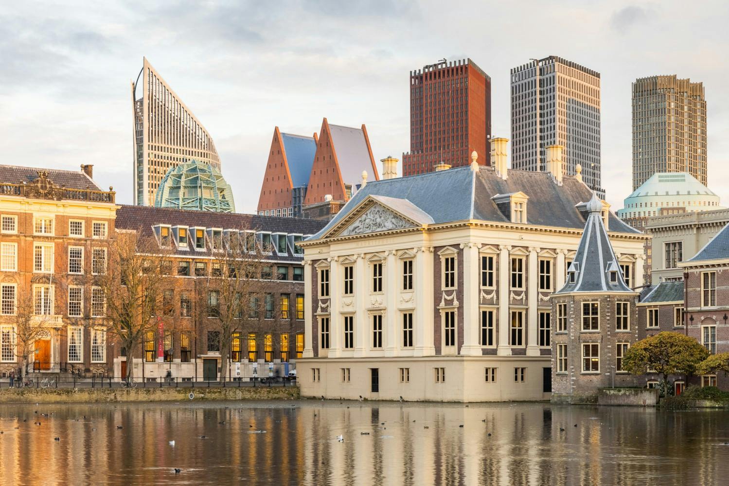 004 Mauritshuis Hofvijver.jpg