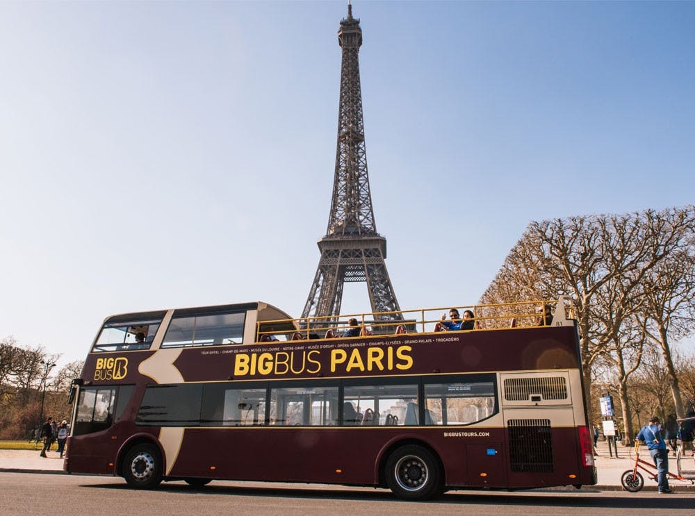 1-big-bus-tour-in-front-of-eiffel-tour-in-paris_2.jpg