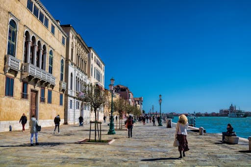 4. Zattere promenade_AdobeStock_298933655.jpeg
