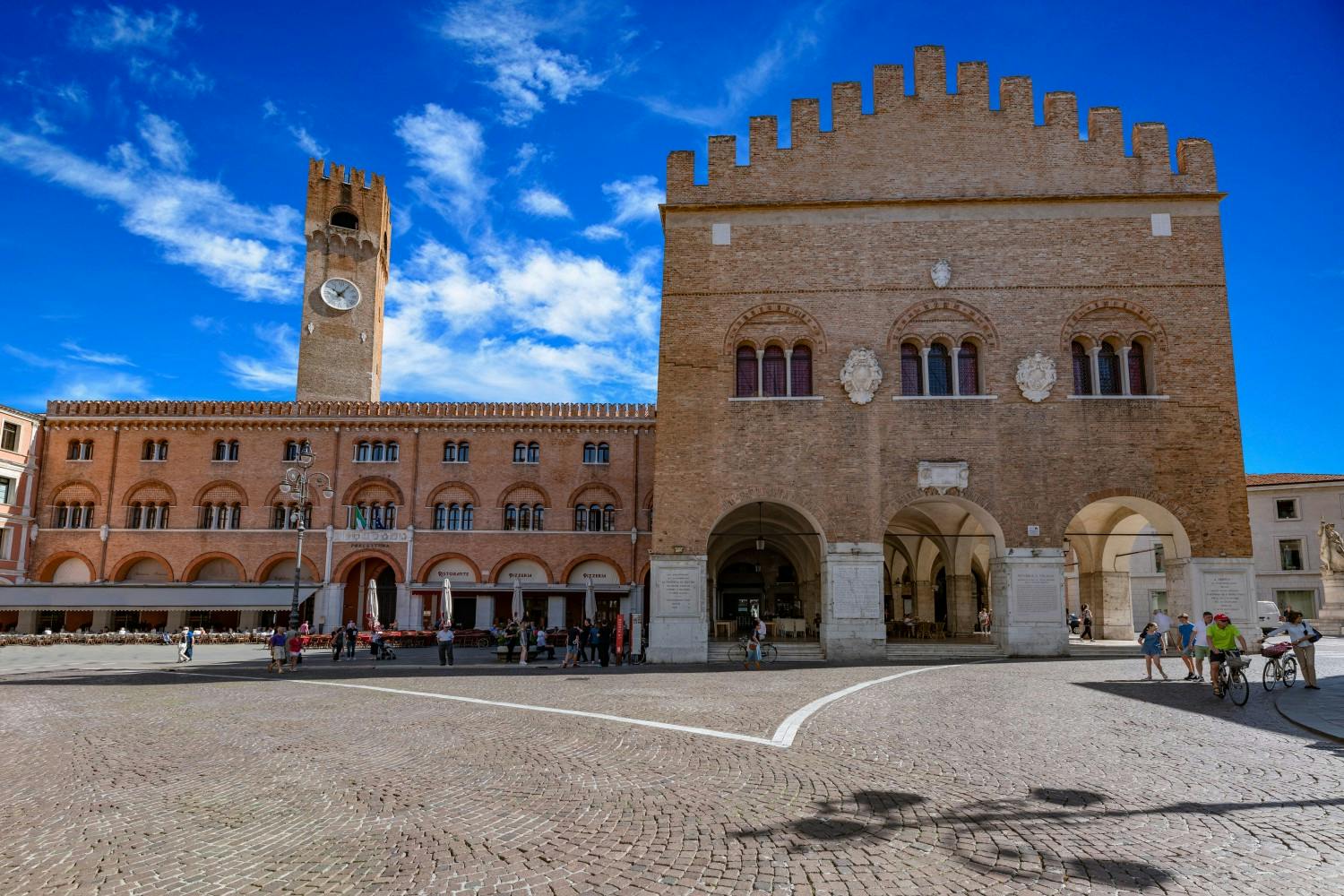 7. Piazza dei Signori with Palazzo dei Trecento _AdobeStock_214271869.jpeg