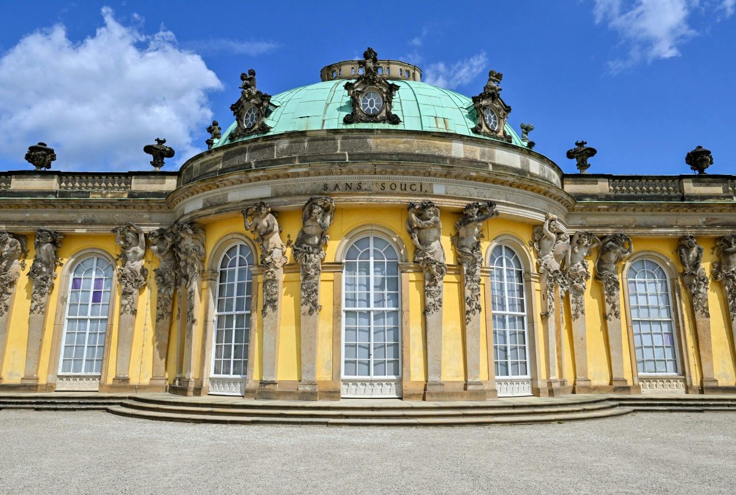 9.-AdobeStock_770926020_-Sanssouci-Palace-and-Gardens.jpg