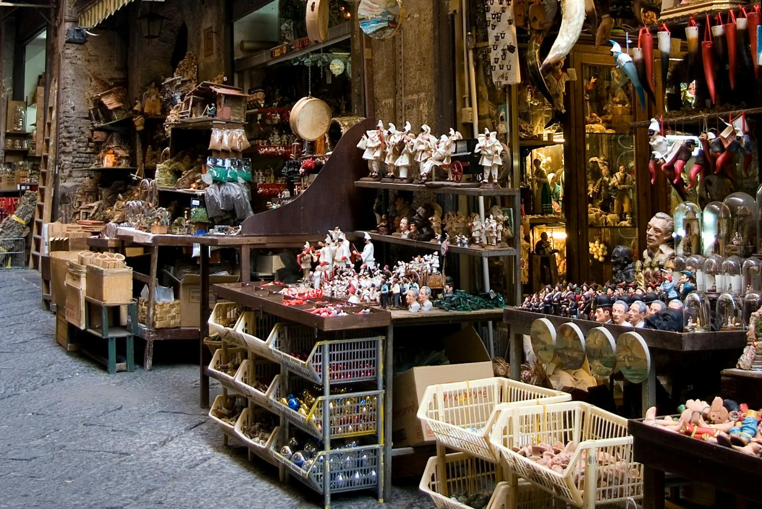 5. Via San Gregorio Armeno_AdobeStock_10600942.jpeg