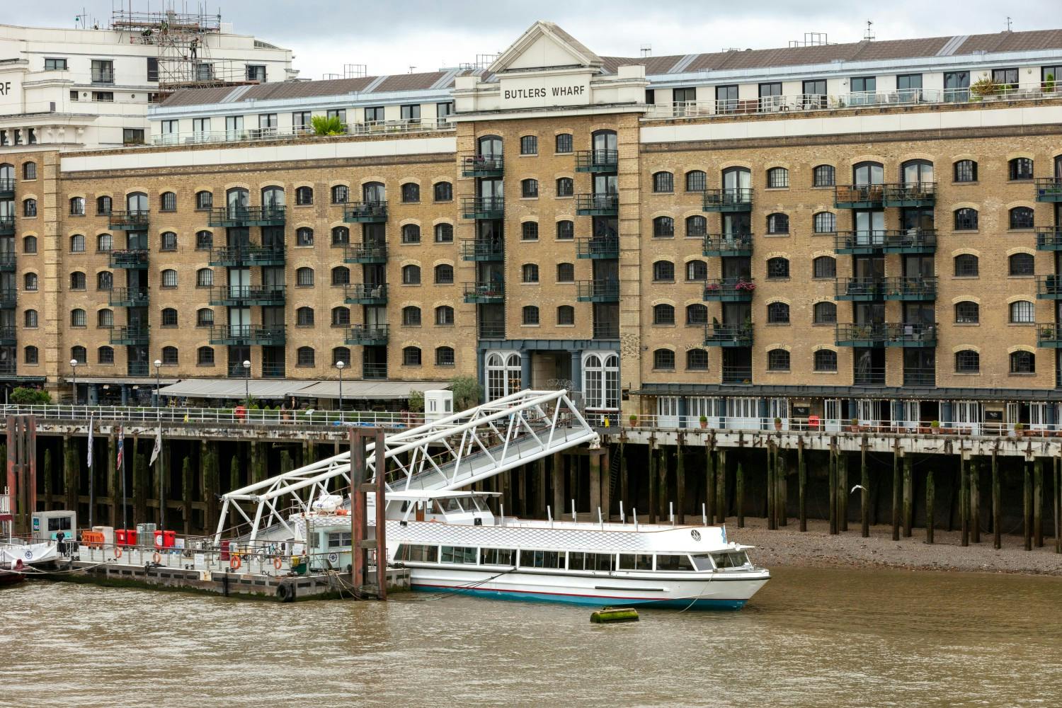 United-Kingdom_London_River-Thames-Boat_01.jpg