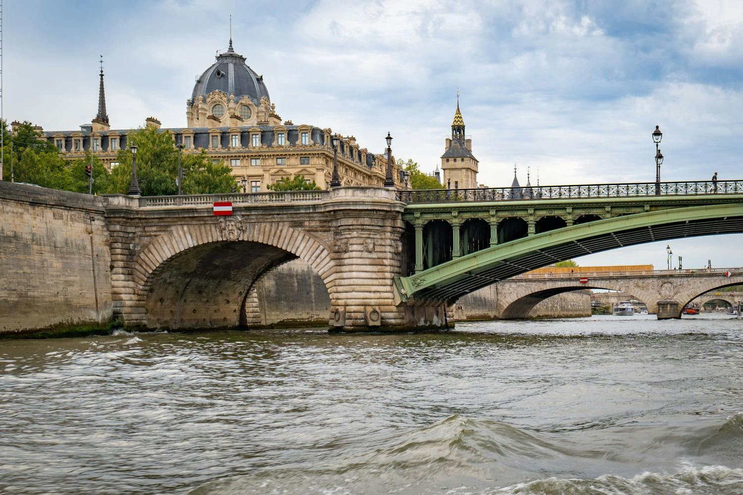FL_Cyril Burgarella_France_Paris Champagne on Boat_12.jpg